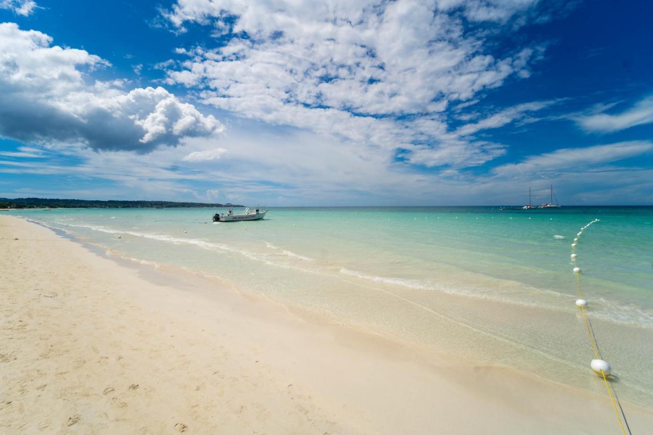Blue Skies Beach Resort Negril Extérieur photo