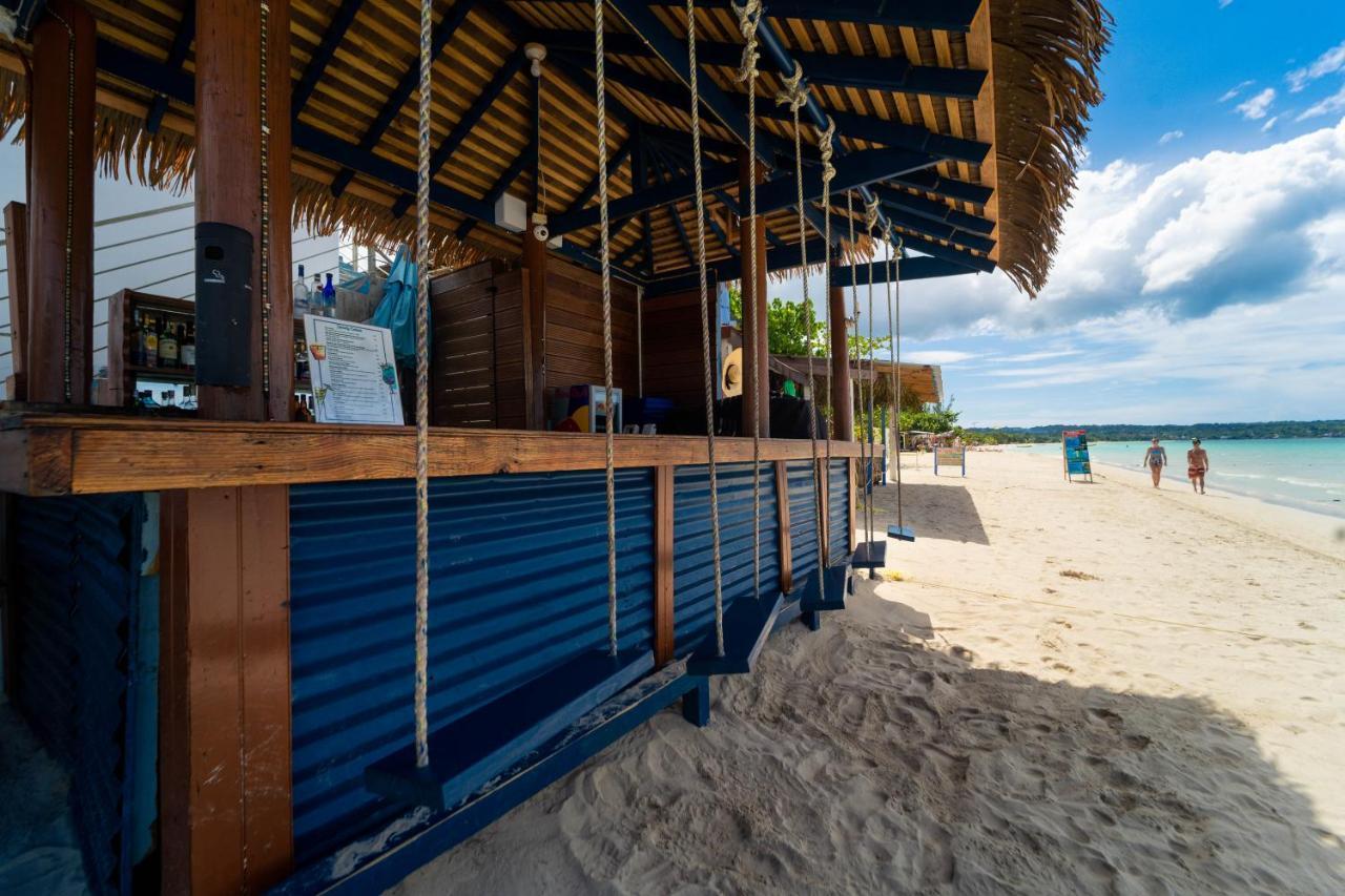 Blue Skies Beach Resort Negril Extérieur photo