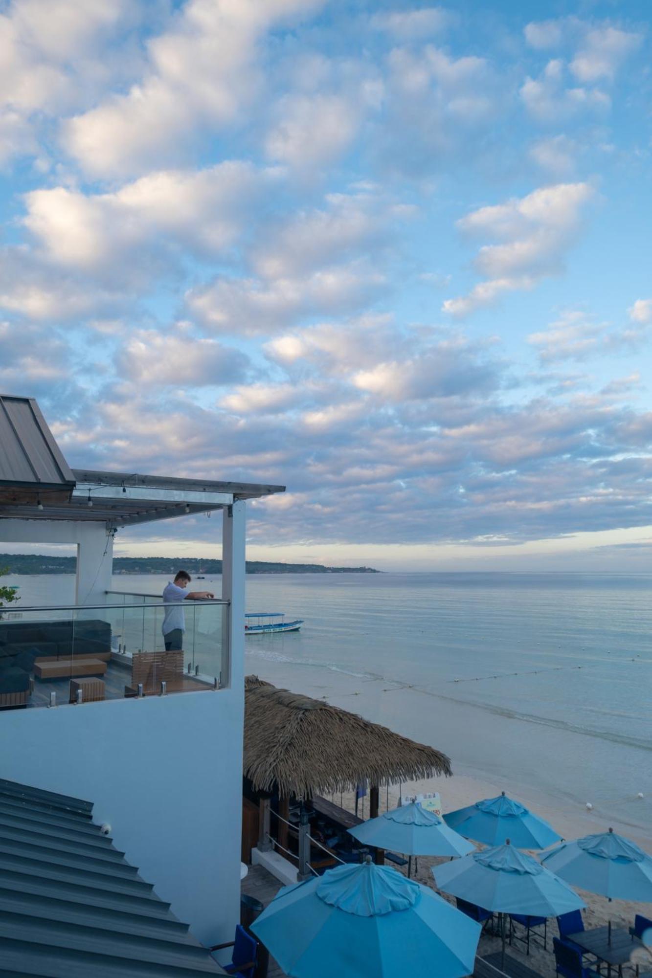Blue Skies Beach Resort Negril Extérieur photo